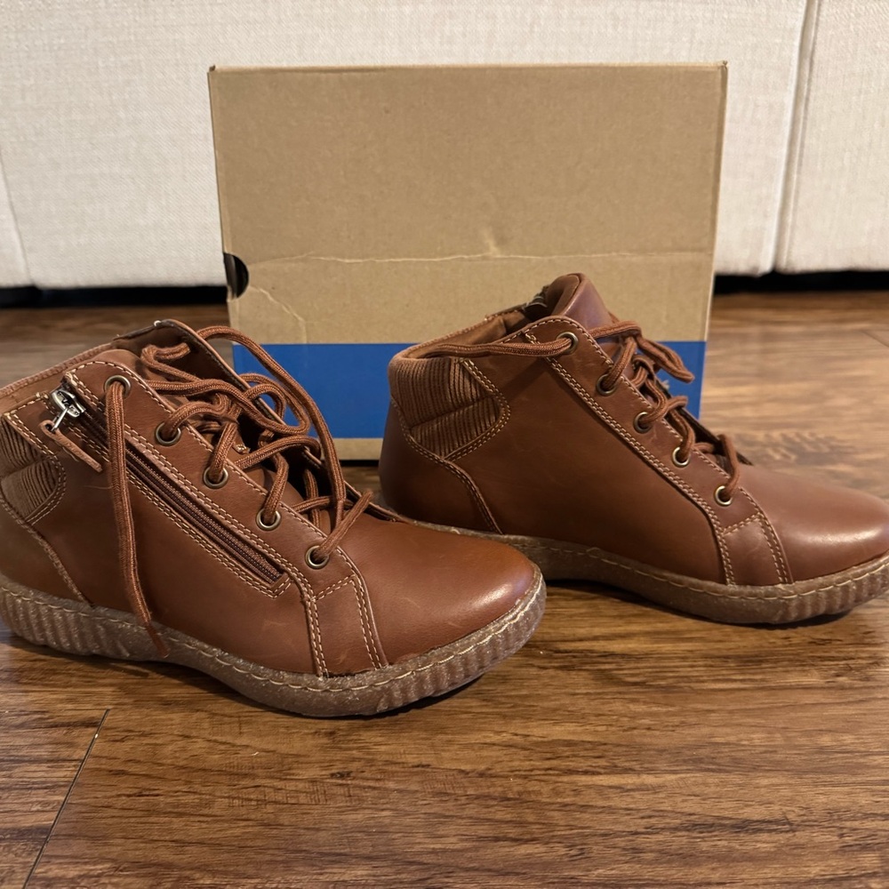 Women’s Clarks Caroline Park Ankle Boots Size: 8 *NWT*